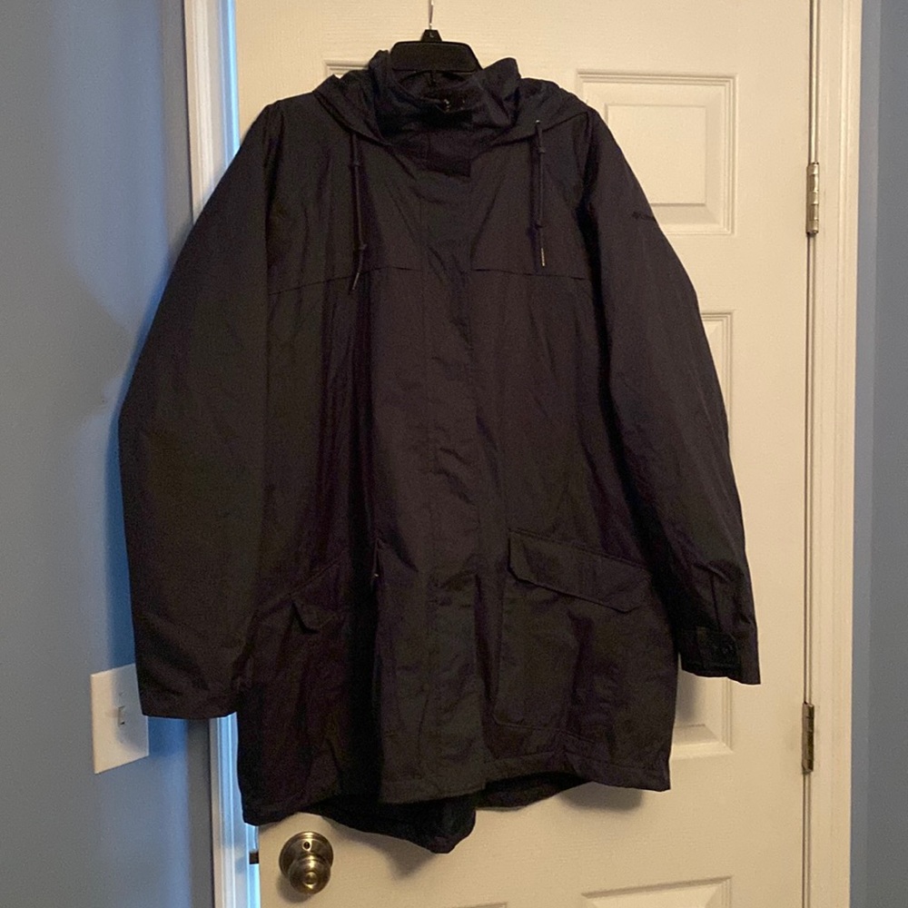 Woman’s 3x Columbia lightweight rain jacket. Navy blue only worn twice.
